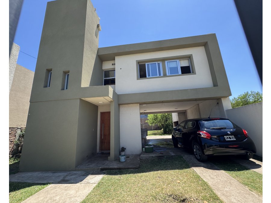 VENTA – MODERNA CASA 3 DORMITORIOS CON PATIO