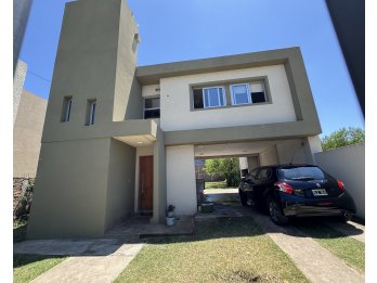 VENTA – MODERNA CASA 3 DORMITORIOS CON PATIO