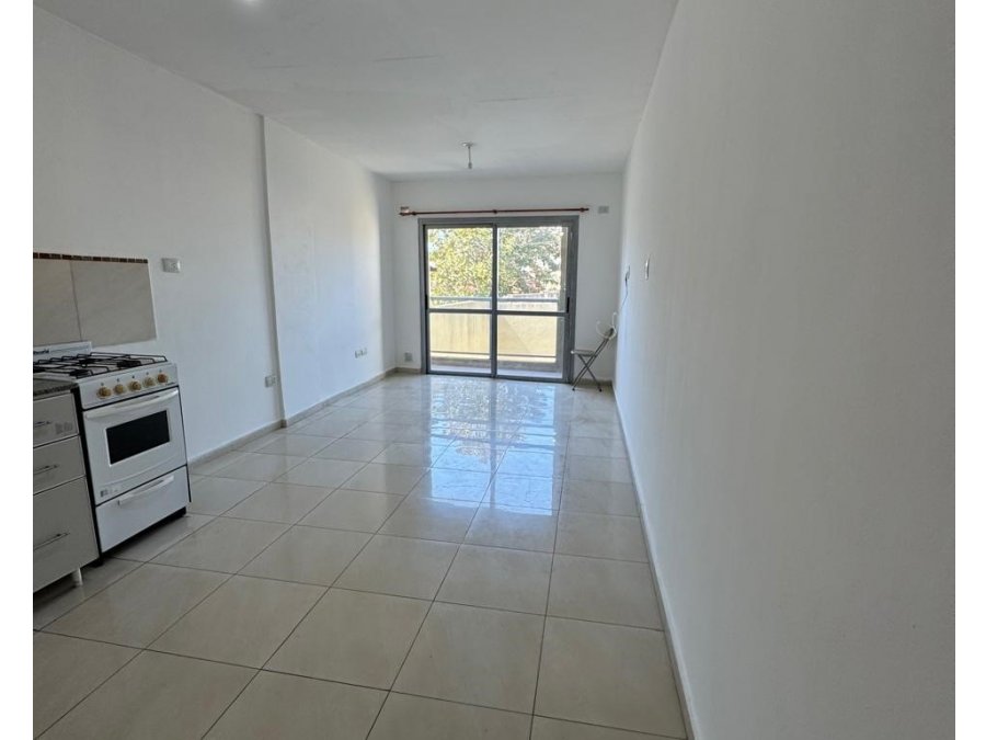 ALQUILER – Departamento de un ambiente con balcón