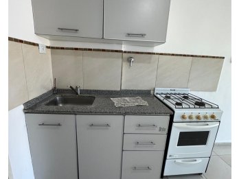 ALQUILER – Departamento de un ambiente con balcón