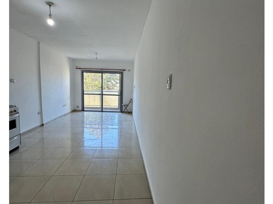 ALQUILER – Departamento de un ambiente con balcón