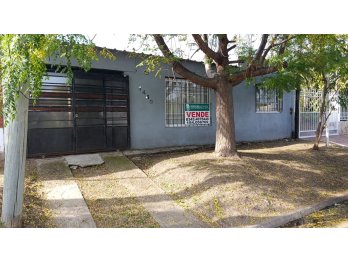VENDO CASA 3DORM C/COCHERA - CALLE FCO. BEIRÓ