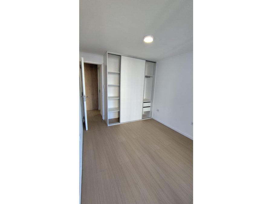 DUEÑO VENDE - 1 DORM - A ESTRENAR - FRENTE A PLAZA BOMBERO.