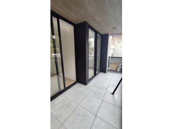 DUEÑO VENDE - 1 DORM - A ESTRENAR - FRENTE A PLAZA BOMBERO.