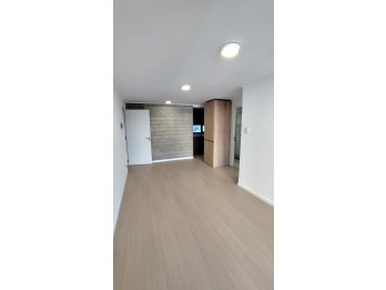DUEÑO VENDE - 1 DORM - A ESTRENAR - FRENTE A PLAZA BOMBERO.