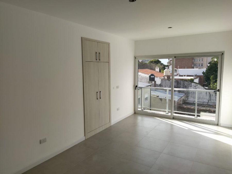 ALQUILAMOS MONOAMBIENTE CON COCHERA Calle Malvina 276