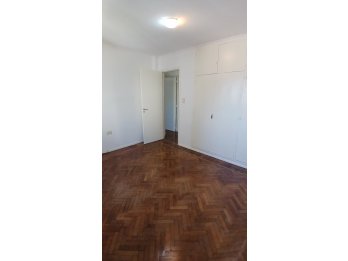 ALQUILA:  Departamento de tres dormitorios centrico