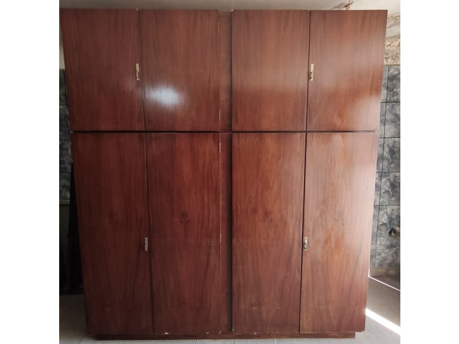 Amplio ROPERO de MADERA