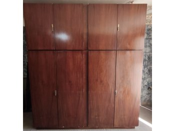 Amplio ROPERO de MADERA