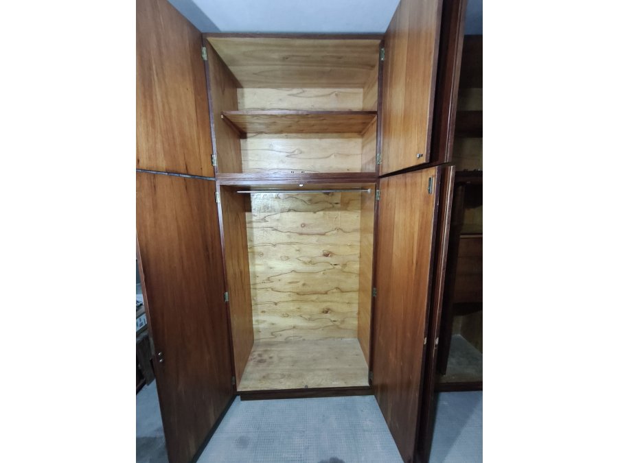 Amplio ROPERO de MADERA