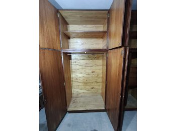 Amplio ROPERO de MADERA