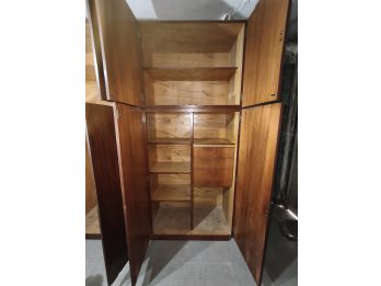 Amplio ROPERO de MADERA