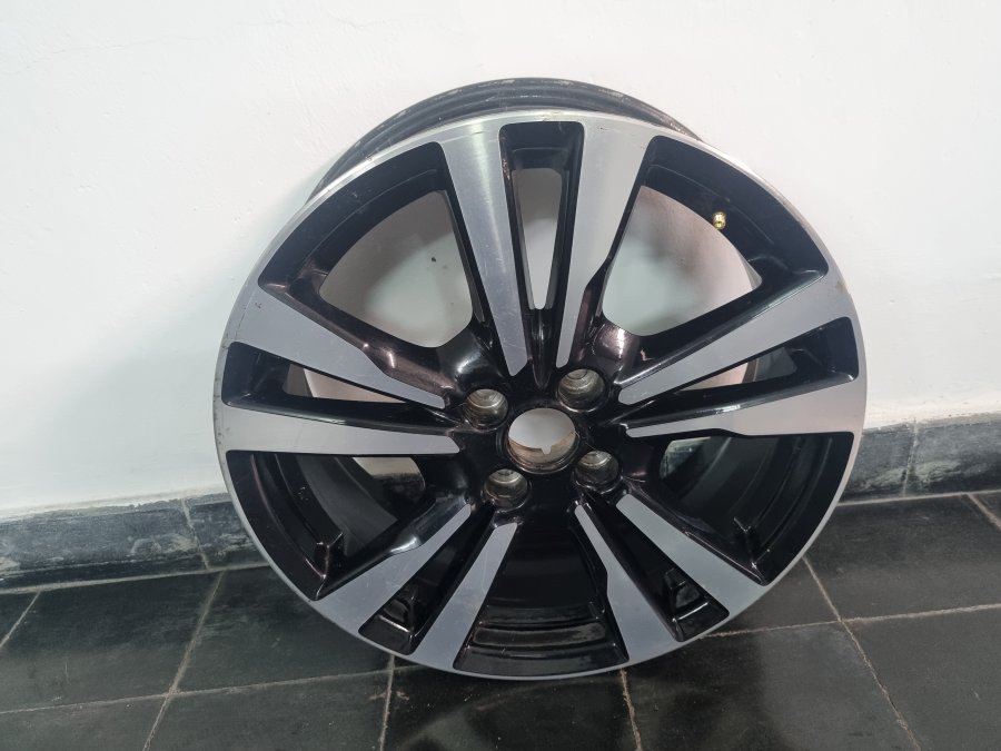 VENDO LLANTA NISSAN KICKS