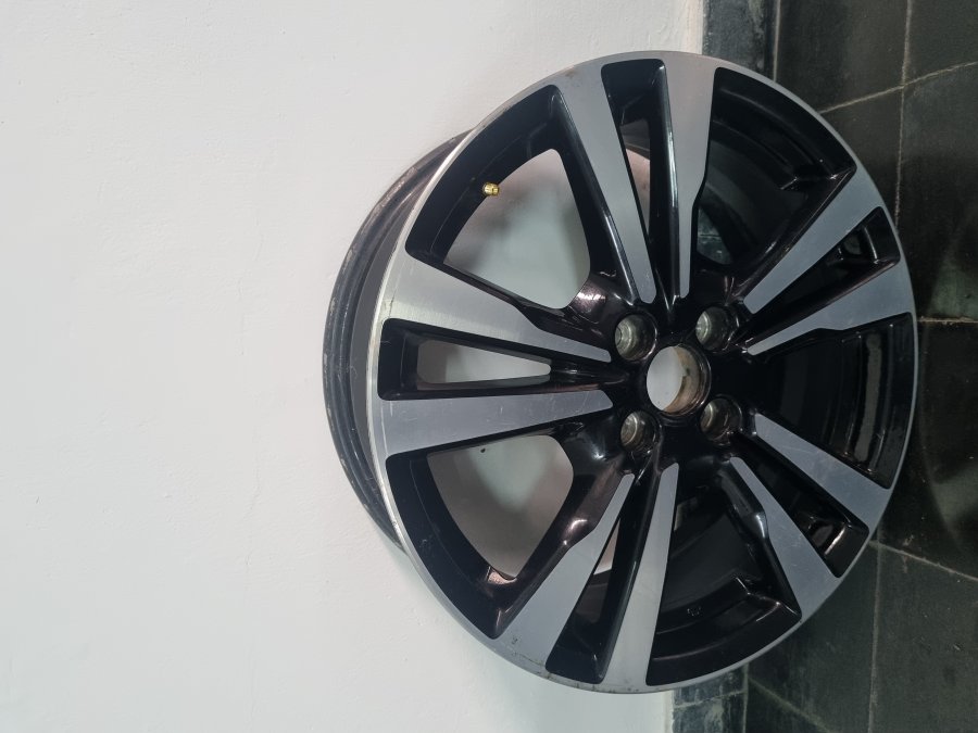 VENDO LLANTA NISSAN KICKS
