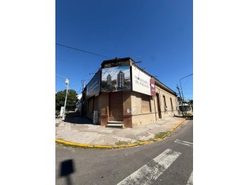 VENDE IMPORTANTE ESQUINA DE PARANÁ A REFACCIONAR