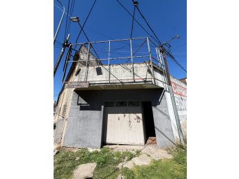 VENDE IMPORTANTE ESQUINA DE PARANÁ A REFACCIONAR