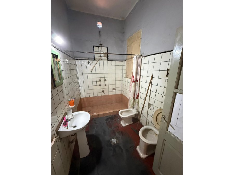 VENDE IMPORTANTE ESQUINA DE PARANÁ A REFACCIONAR