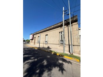 VENDE IMPORTANTE ESQUINA DE PARANÁ A REFACCIONAR