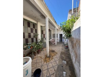 VENDE IMPORTANTE ESQUINA DE PARANÁ A REFACCIONAR