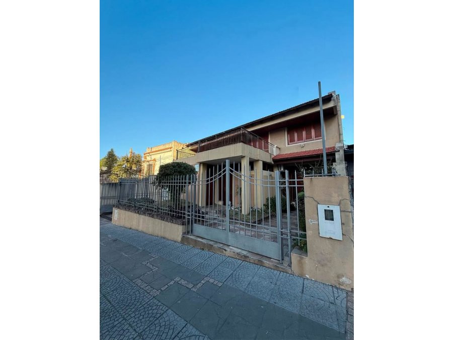 AMPLIA CASA CON TERRENO DE 1463M2 Y CANCHA DE PADDLE