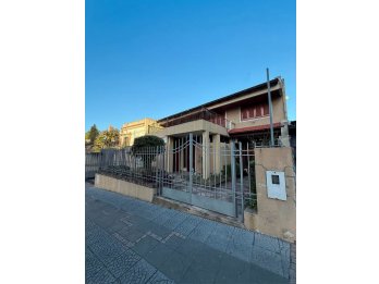 AMPLIA CASA CON TERRENO DE 1463M2 Y CANCHA DE PADDLE