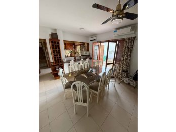 AMPLIA CASA CON TERRENO DE 1463M2 Y CANCHA DE PADDLE
