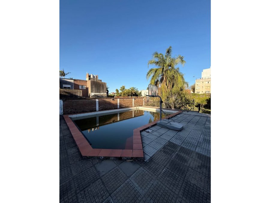 AMPLIA CASA CON TERRENO DE 1463M2 Y CANCHA DE PADDLE