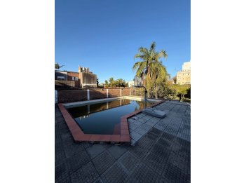 AMPLIA CASA CON TERRENO DE 1463M2 Y CANCHA DE PADDLE