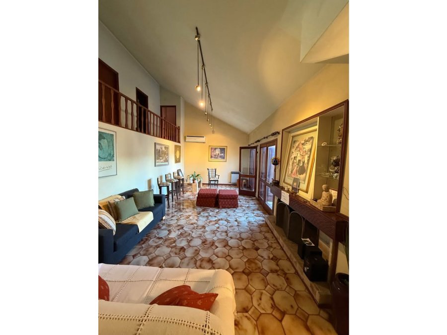 AMPLIA CASA CON TERRENO DE 1463M2 Y CANCHA DE PADDLE