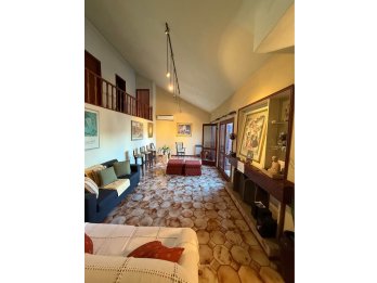 AMPLIA CASA CON TERRENO DE 1463M2 Y CANCHA DE PADDLE