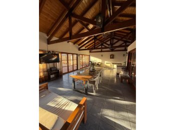 AMPLIA CASA CON TERRENO DE 1463M2 Y CANCHA DE PADDLE