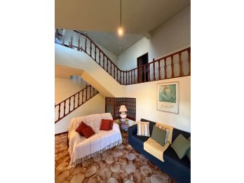 AMPLIA CASA CON TERRENO DE 1463M2 Y CANCHA DE PADDLE