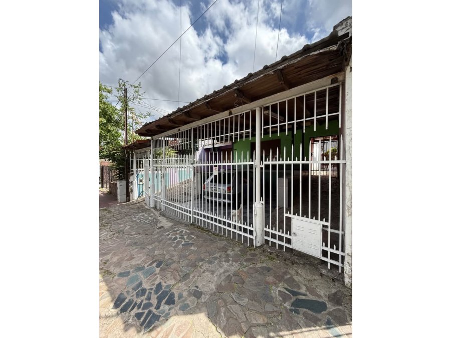 VENDE CASA DENTRO DE BULEVARES - A REFACCIONAR / REFUNCIONAL