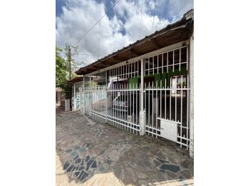 VENDE CASA DENTRO DE BULEVARES - A REFACCIONAR / REFUNCIONAL