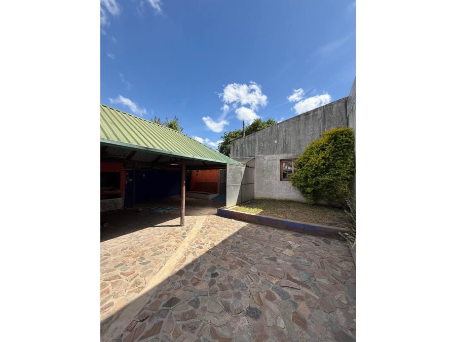 VENDE CASA DENTRO DE BULEVARES - A REFACCIONAR / REFUNCIONAL
