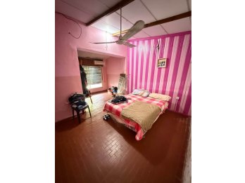VENDE CASA DENTRO DE BULEVARES - A REFACCIONAR / REFUNCIONAL
