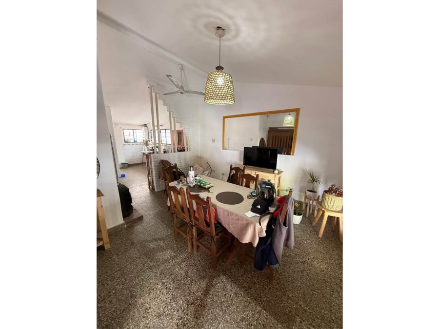 VENDE CASA DENTRO DE BULEVARES - A REFACCIONAR / REFUNCIONAL
