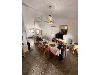 VENDE CASA DENTRO DE BULEVARES - A REFACCIONAR / REFUNCIONAL
