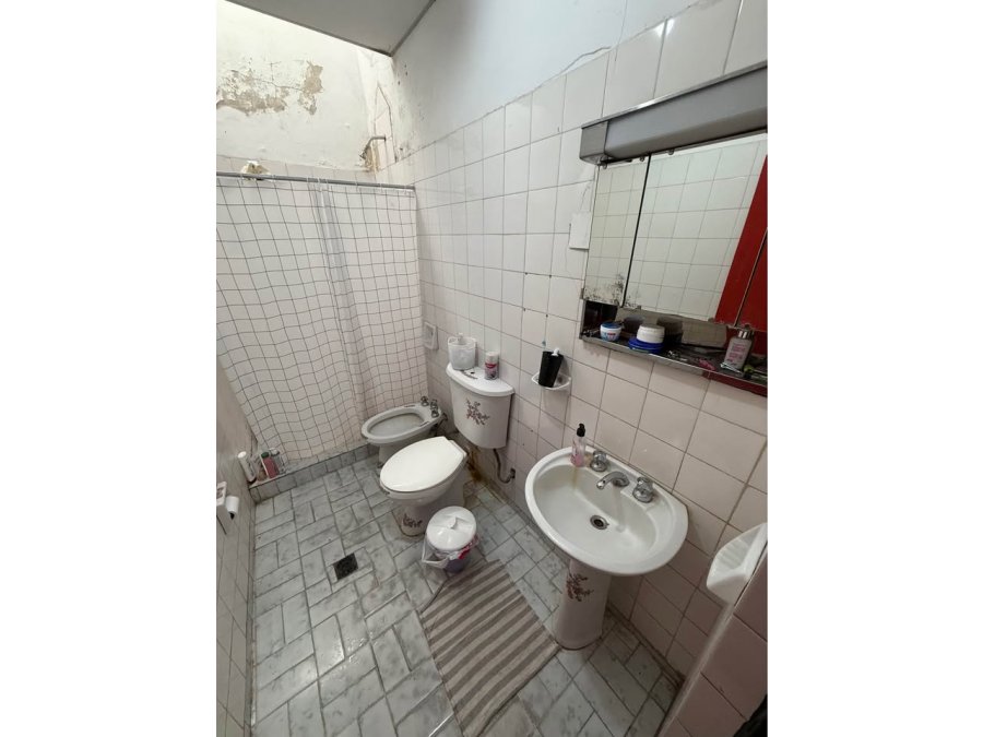 VENDE CASA DENTRO DE BULEVARES - A REFACCIONAR / REFUNCIONAL
