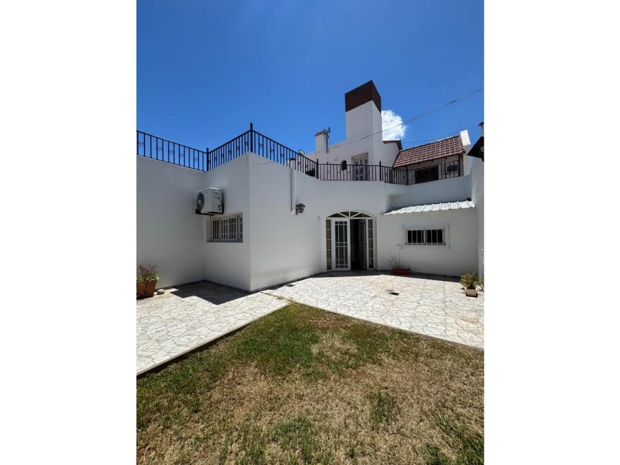 VENDE AMPLIA CASA DE 3 DORMITORIOS ZONA CLUB ESTUDIANTES