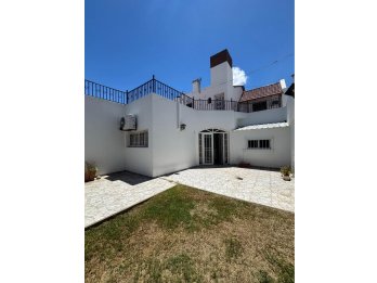 VENDE AMPLIA CASA DE 3 DORMITORIOS ZONA CLUB ESTUDIANTES