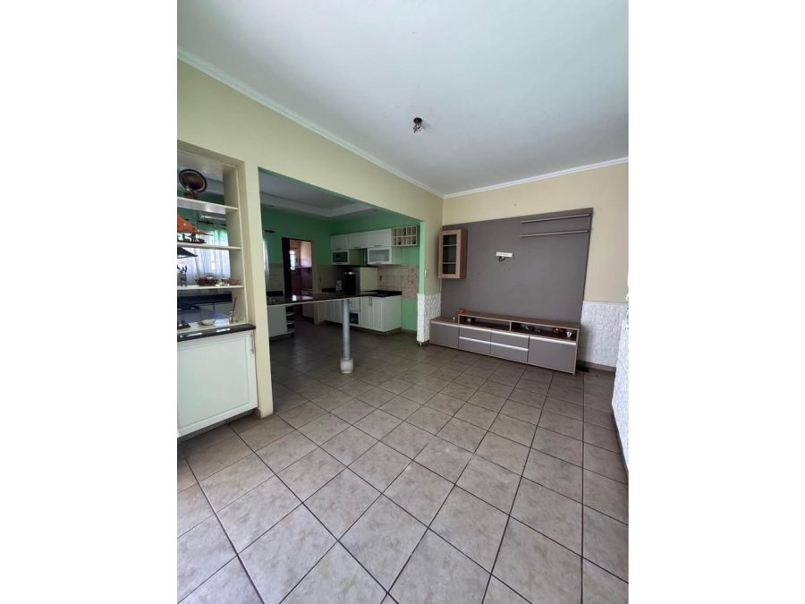 VENDE AMPLIA CASA DE 3 DORMITORIOS ZONA CLUB ESTUDIANTES