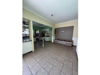 VENDE AMPLIA CASA DE 3 DORMITORIOS ZONA CLUB ESTUDIANTES