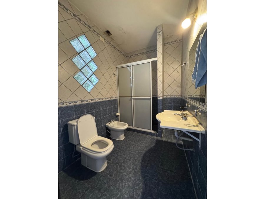 VENDE AMPLIA CASA DE 3 DORMITORIOS ZONA CLUB ESTUDIANTES