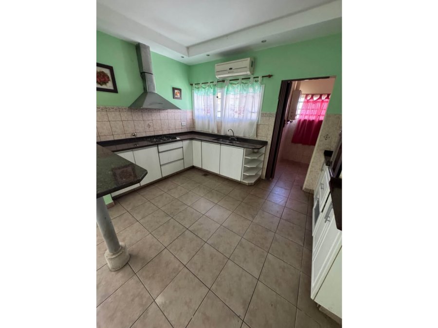 VENDE AMPLIA CASA DE 3 DORMITORIOS ZONA CLUB ESTUDIANTES