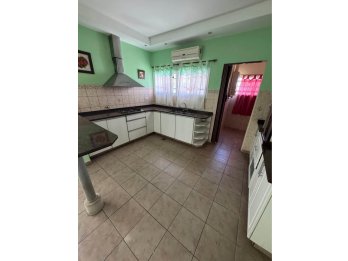 VENDE AMPLIA CASA DE 3 DORMITORIOS ZONA CLUB ESTUDIANTES