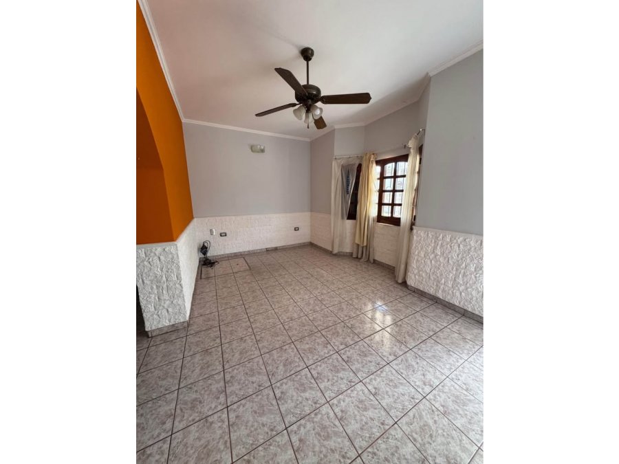 VENDE AMPLIA CASA DE 3 DORMITORIOS ZONA CLUB ESTUDIANTES