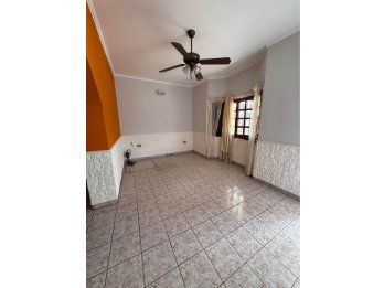 VENDE AMPLIA CASA DE 3 DORMITORIOS ZONA CLUB ESTUDIANTES