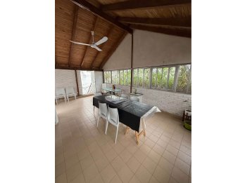 VENDE CASA CÉNTRICA - APTA CRÉDITO