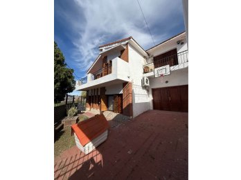 VENDE CASA EN ESQUINA – ZONA PARACAO (CON ASCENSOR)